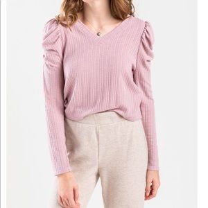Franchesca’s blush round sleeve knit top BNWT